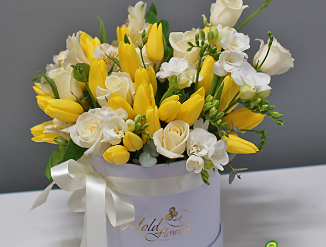 Белая коробка с желтыми тюльпанами ,белыми розами и фрезией ''Солнышко моё'' Фото